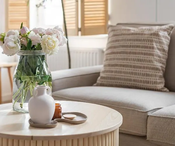 For Sophie - Bezplatny Parking & Palarnia Kawy I Pracownia Artystyczna W Kamienicy - Free Parking & Art And Coffee In Historic Building *